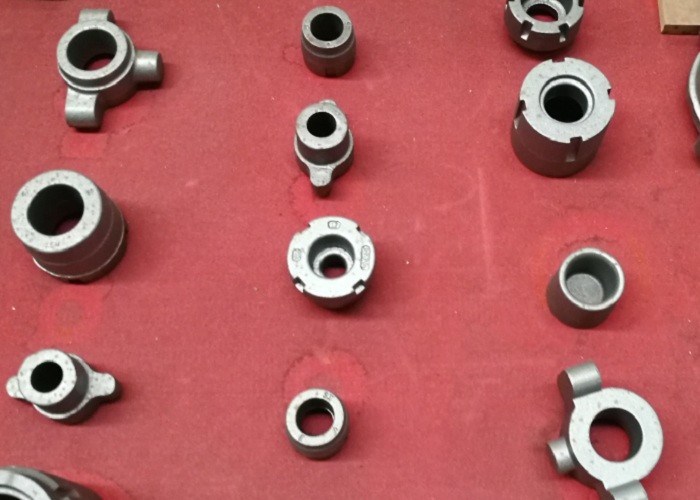 OEM Hoogwaardige Zandgegoten Gietijzer Kleine Metalen Onderdelen FC250 GG25 HT250 Materiaal Voor Heftruck Rails